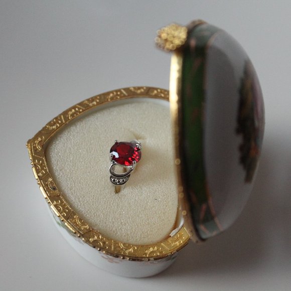 Heart-Shaped Gold & Green Design Porcelain Jewelry Box with  Romantic Scene - Picture 13 of 16